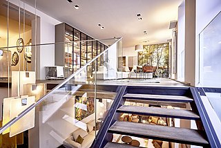 Blick über eine Treppe in den mehrstöckigen Schauraum in Wien