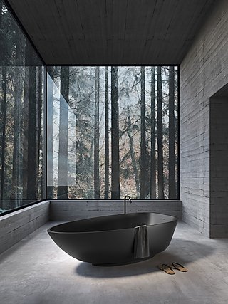 Modernes Badezimmer mit schwarzer Badewanne vor einem großen Fenster mit Waldblick.