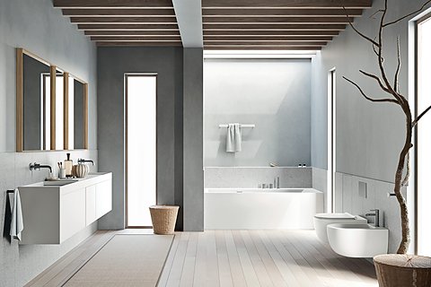 Helles Badezimmer mit weißem Waschtisch, Badewanne und einem dekorativen Ast.