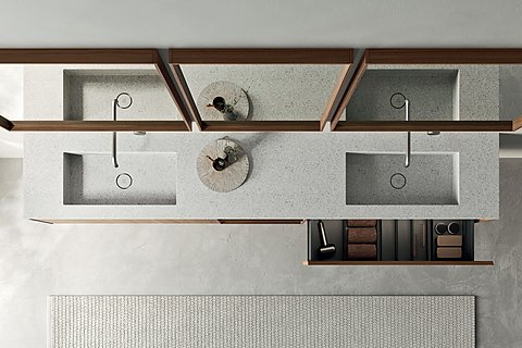 Draufsicht auf einen Doppelwaschtisch mit offener Schublade und Spiegeln an der Wand.