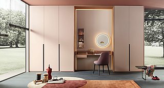 Einbauschränke mit integriertem, beleuchtetem Schminktisch.