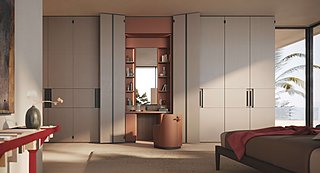 Einbauschränke mit einer versteckten, ausklappbaren Schminkkonsole.