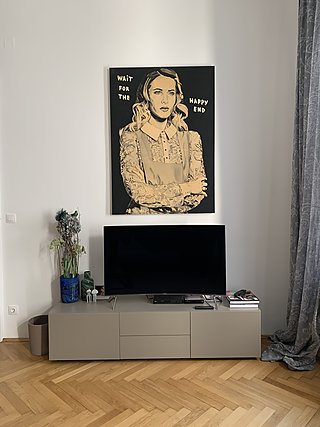 Graues Lowboard mit Fernseher und Pop-Art-Gemälde darüber im Altbau Wohnzimmer.