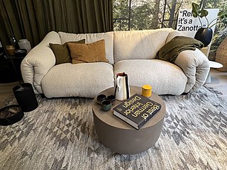 Zanotta ZA-ZA Sofa in hellem Bouclé-Stoff mit Kissen im Schauraum