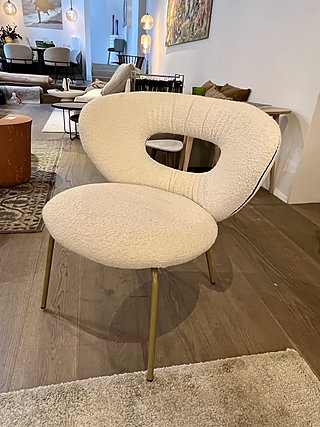 KFF Lounge Chair Alice in weißem Bouclé mit Messingbeinen im Schauraum