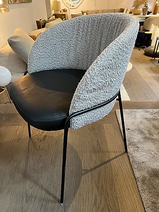 KFF Lunar Light Sessel mit grauem Bouclé-Rücken und schwarzer Ledersitzfläche