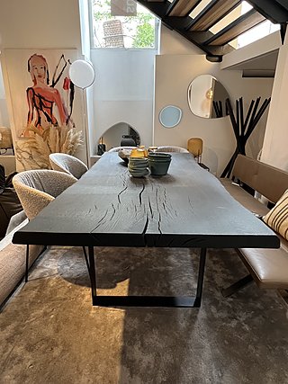 Asco Esstisch mit schwarz geköhlter Eichenplatte und Baumkante auf Stahlgestell